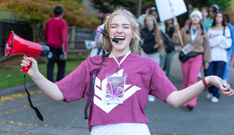 Student leader welcoming students at Orientation