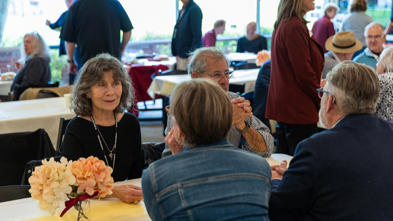 Pam Bailey Nolte '76 and Scott Nolte '76 enjoy dinner with other 1976 alumni