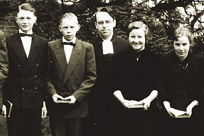 Jurgen Moltmann con jóvenes feligreses en 1954.